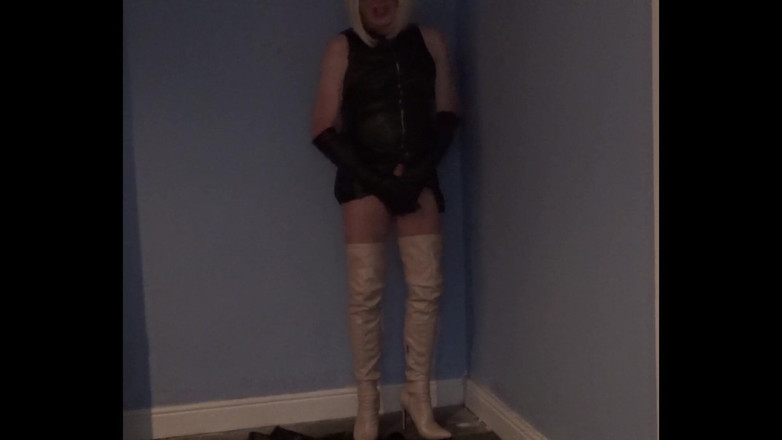 Leather Kirsten: Bermain dalam Leather