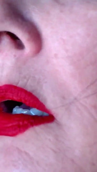Batom vermelho aplicação de lábios de duck quente fumando milf