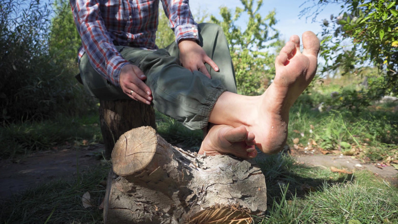 Teasecombo 4K: Chica de granja muestra sus pies sucios