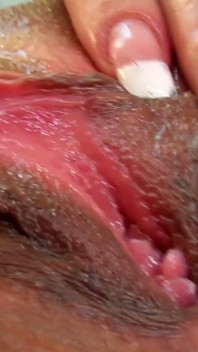 La MILF rossa si allarga per bene in calze a rete rosa