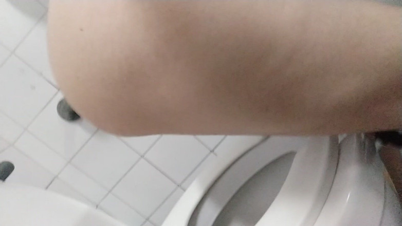 Ms Candy Bunny: Orinar en un baño público