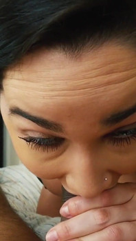 의붓아빠를 유혹하는 핫한 sis