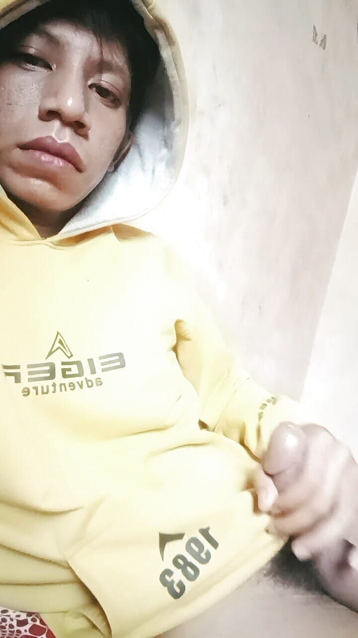 Zirul Uwu: Vad händer om skakande kuk bär en gul jacka