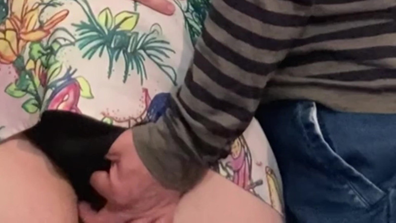 PriyaNaavya: Questa ragazza mi ha permesso di strofinarmi la figa in...