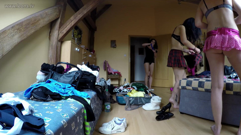 Leon Lambert Girls Twerk Parties CFNM: ห้อง locker สาวๆ