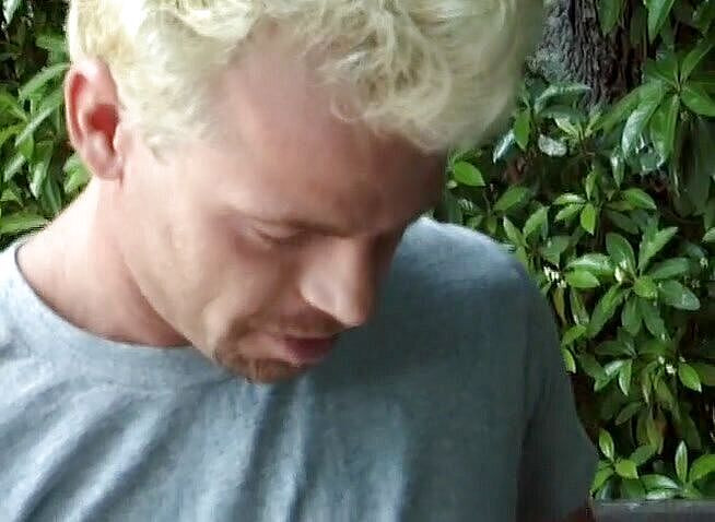 Public Lust: Roodharige slet springt buitenshuis op een harde pik