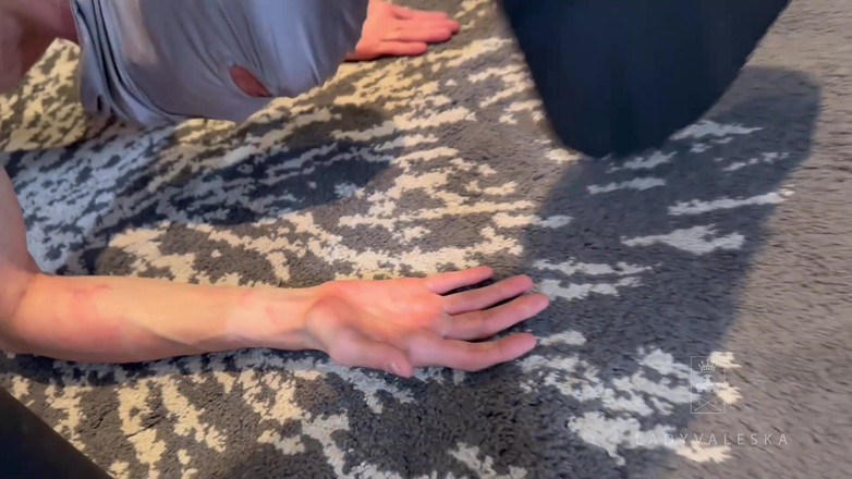 Lady Valeska: Pisando nas botas da plataforma gótica pisando