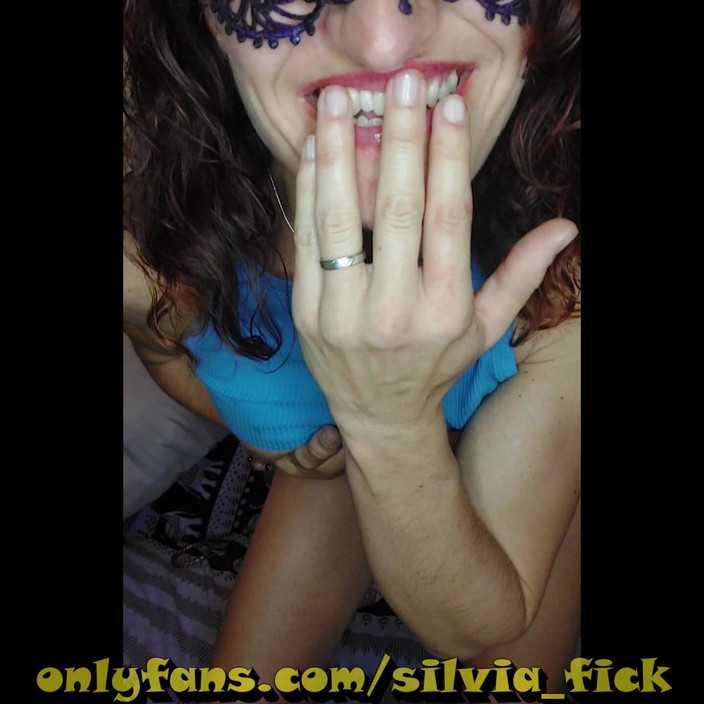 Silvia Fick: Mi strofino le tette