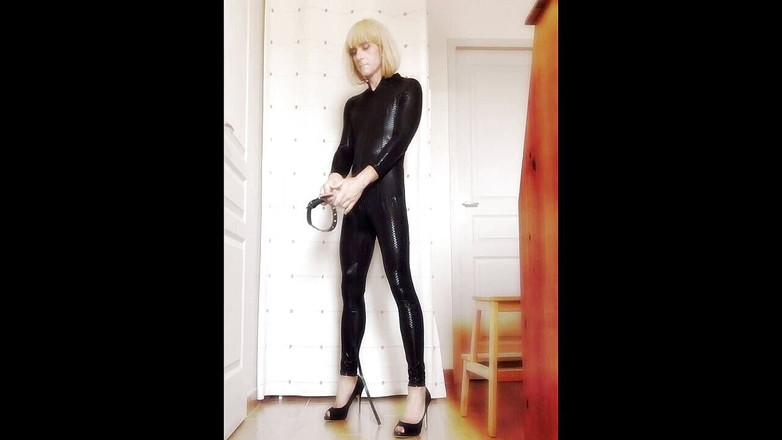 Faustine: Crossdresser Faustine vinylový kombinéz s náhrdelníkem.