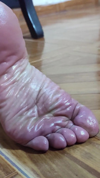 Delicious Wrinkled Soles of Small Feet and Large Open Buttocks