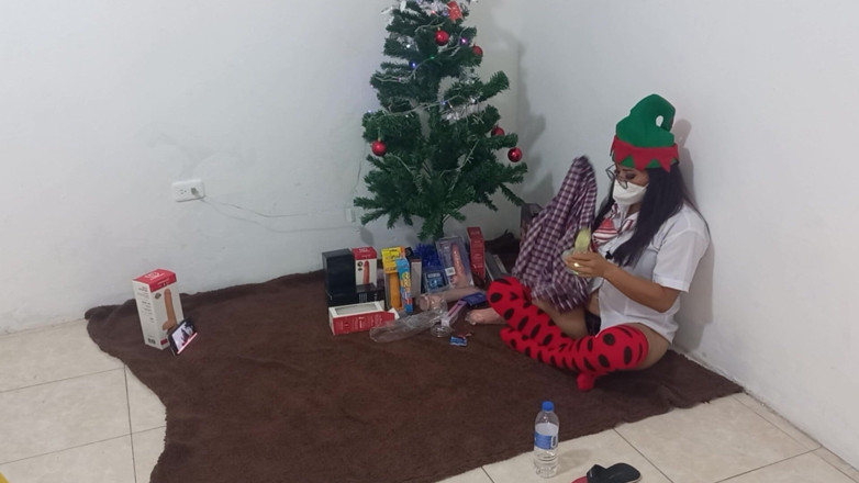 Martin13: Estudiante sexy recibe sus regalos de navidad !! Ella se masturba...