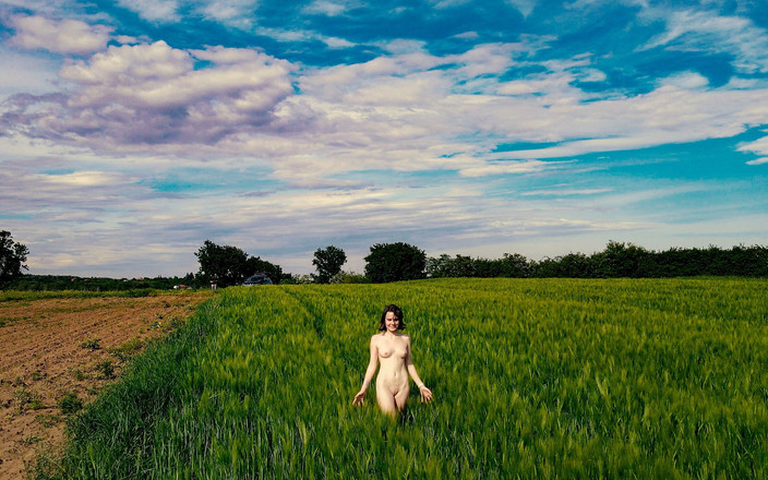 AproductionA: 达西黑暗户外撒尿和金色淋浴