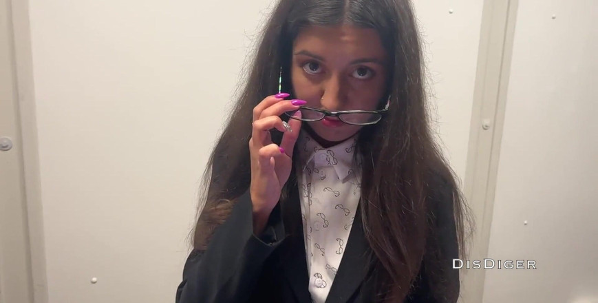 Dis Diger: 안경을 쓰고 직장에서 상사의 마누라를 따먹어