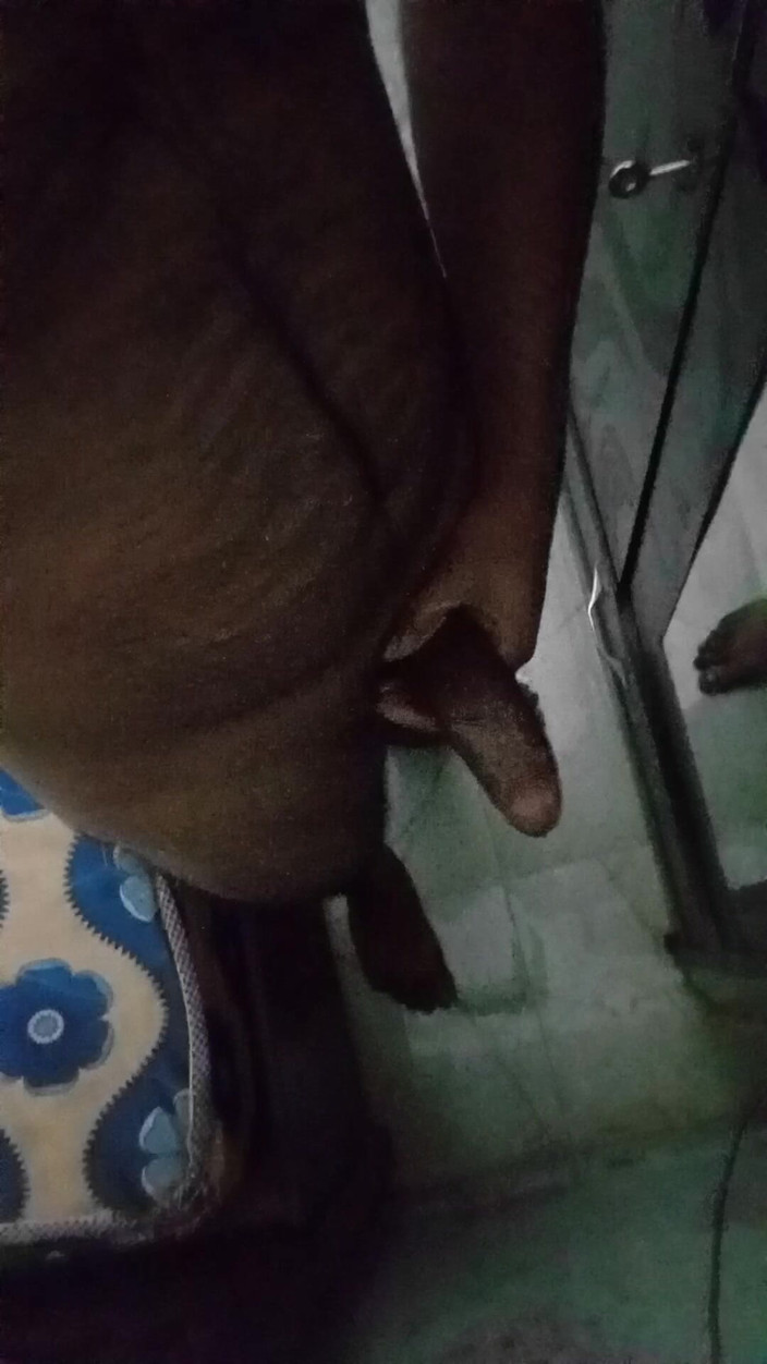 Raaz26d: Desi muskulöse junge ölte seinen schwanz ein und masturbiert vor dem...