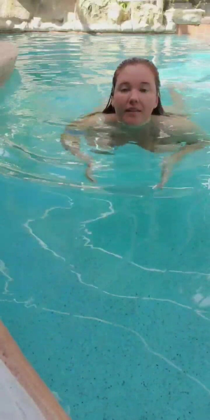 Annabelle Rogers: Natación en la piscina desnuda