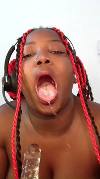 Cewek semok kulit hitam ini suka banget nyepong kontol dan nyepong dildo di kamarnya - mastermeat1