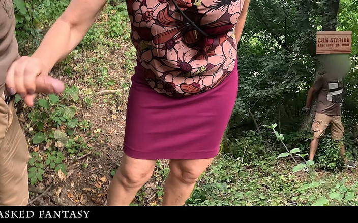 Masked-Fantasy: ハイキング中に、見知らぬ人が射精ステーションに縛られているのを見かけ、手コキをしてあげました