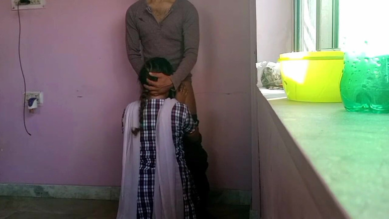 Fantacycutting: Une étudiante nouvellement admis accepte que son jeune prof baise dans...