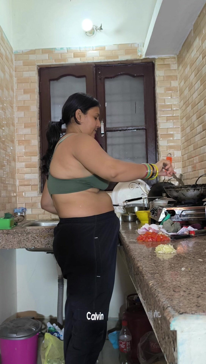 Puja555: Puja Bhabhi Cooking in Kitchen Full Entertainment