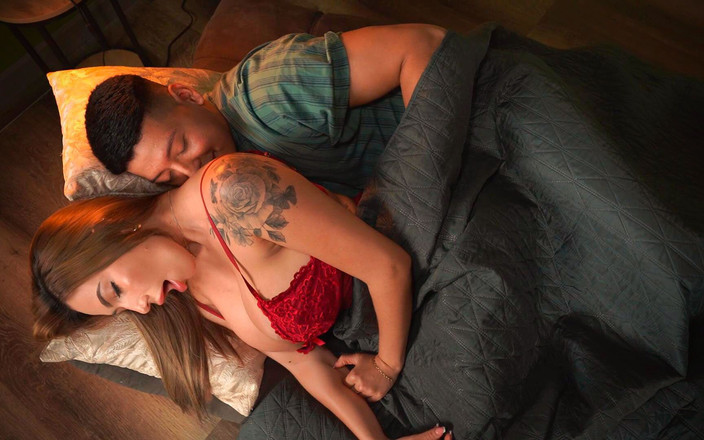 Horvex: Зведені брати врешті-решт займаються сексом на дивані, дізнавшись, що вони вдома наодинці