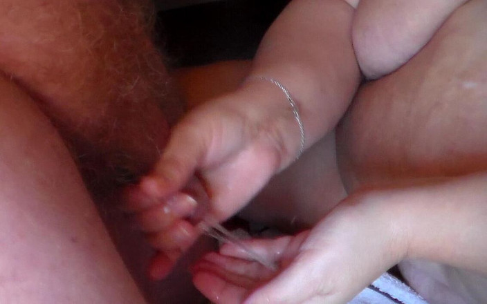 Sex hub couple: Cận cảnh John đi tiểu trên tay Jens