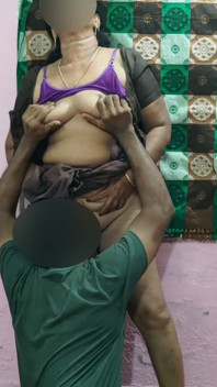 Orta yaşlı seksi kadın erkek avcısı ateşli tatmin edici ilişki için genç adam tarafından hazırlıksız yakalandı