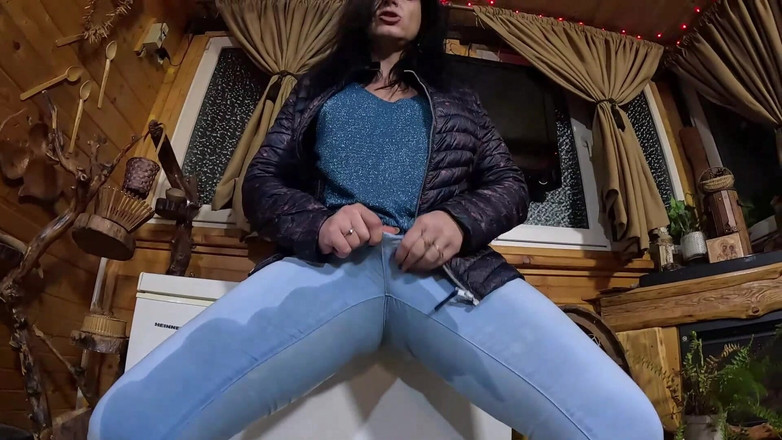 MilfyCalla: キャメルトーMILFがジーンズで踊り、からかい、おしっこを - 濡れたフェティッシュファンタジー335