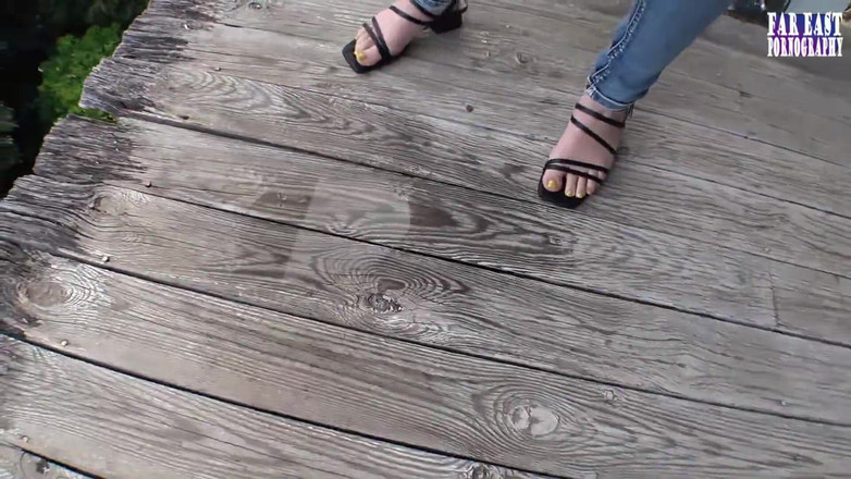 Far East pornography: Stream journey som en smal skönhet bemästrar spänningen i stående...