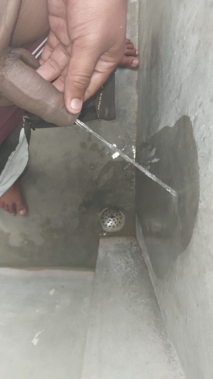 Bigcocka: Kontol besar Indiaku lagi asik kencing di webcam #webcam #bigcock #xhamstar