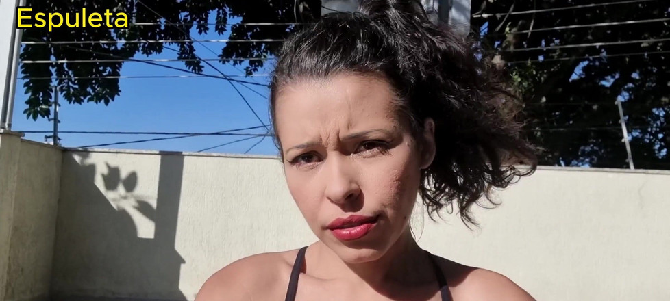 Espuleta Maia: Palenie z jej piersi na zewnątrz