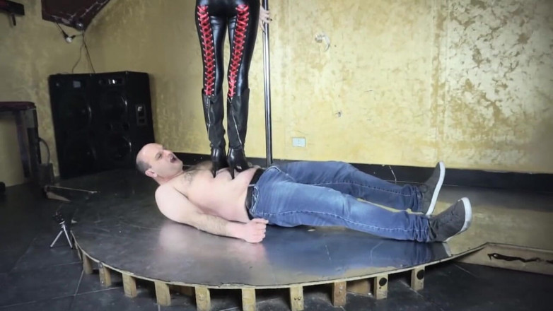 Lady Mesmeratrix Official: Lateks kadın egemenliği piliç kölelerin vücudunda yürüyor