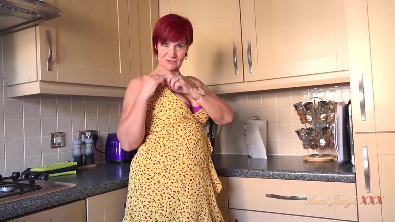 Aunt Judy's XXX: AuntJudysXXX - 64歳のGILF主婦夫人リンダがキッチンであなたのチンポをしゃぶる