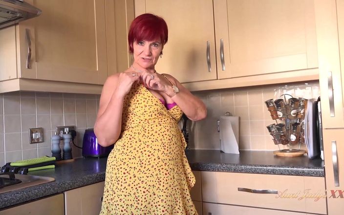 Aunt Judy's XXX: AuntJudysXXX - 64歳のGILF主婦夫人リンダがキッチンであなたのチンポをしゃぶる