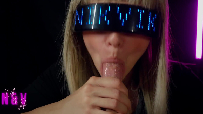 NikAndVik: Cyberpunk dívka chtivě vysaje ze svého fanouška všechno sperma