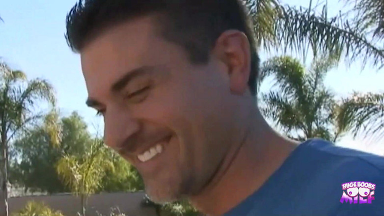 Huge Boobs MILF: 拜访一个朋友让这家伙和两个可操的女同性恋婊子玩3P