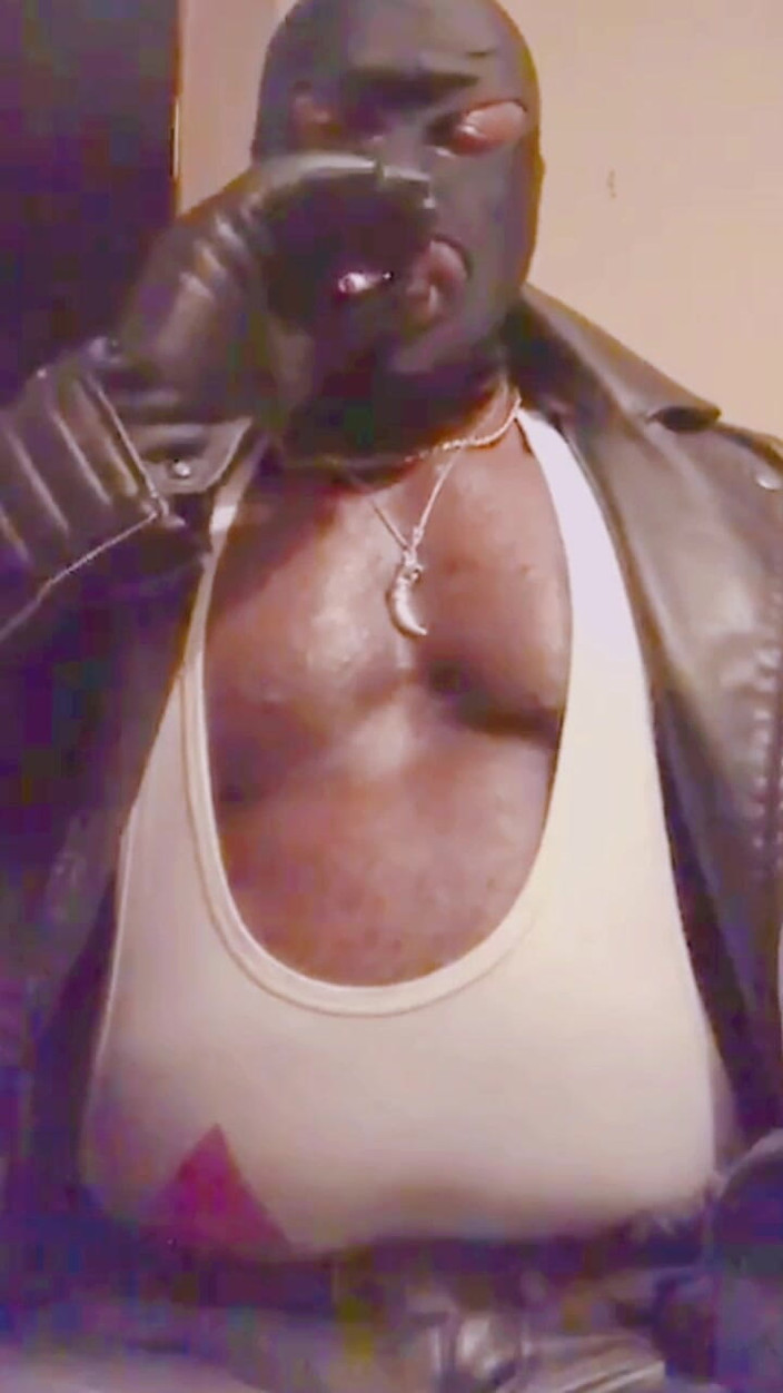 Black smoking muscle stepdad: Verbal Grande Gioco Muscolare Tette E Sessione Di Fumo