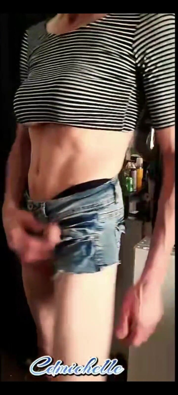 Cd Michelle lingerie: Cdmichell mặc áo crop top &amp; quần đùi mông với con cu treo...