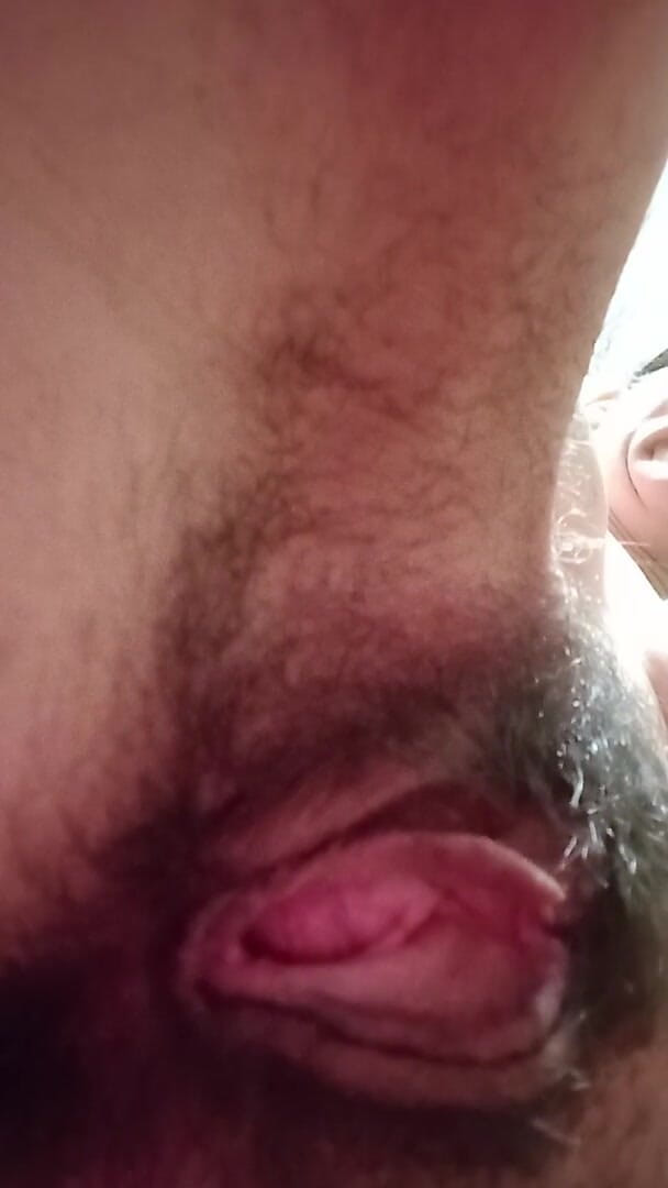 BW_Dolphin: Фитнес-йога для нудистов. Волосатая милфа занимается йогой обнаженной в спортзале-нудистском. Невероятный вид