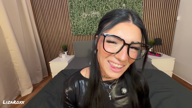 LizaRoxx: Gola profonda sciatta che fuma in abito in lattice