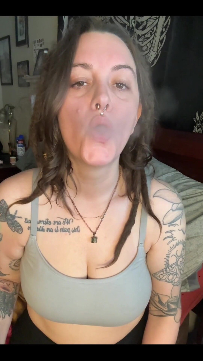 Chery Trees: Sexo virtual fumando, montando en primer plano y babeando con...