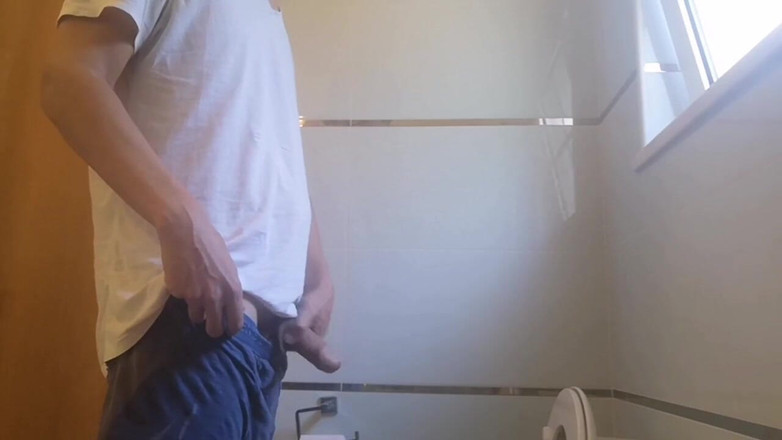 Rafael Torreano: Lelaki panas ditangkap kencing dan melancap