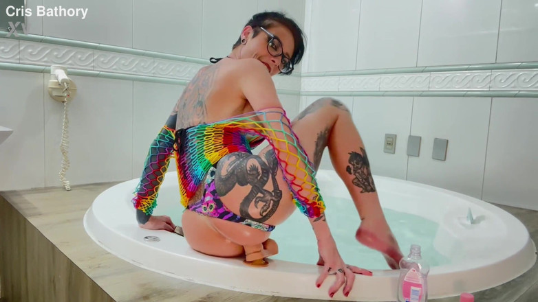 Cris Bathory: Cris Bathory, star du porno, s’amuse avec son énorme gode dans...