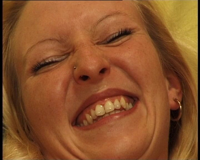 YOUR FIRST PORN: Fată sexy germană Nicky