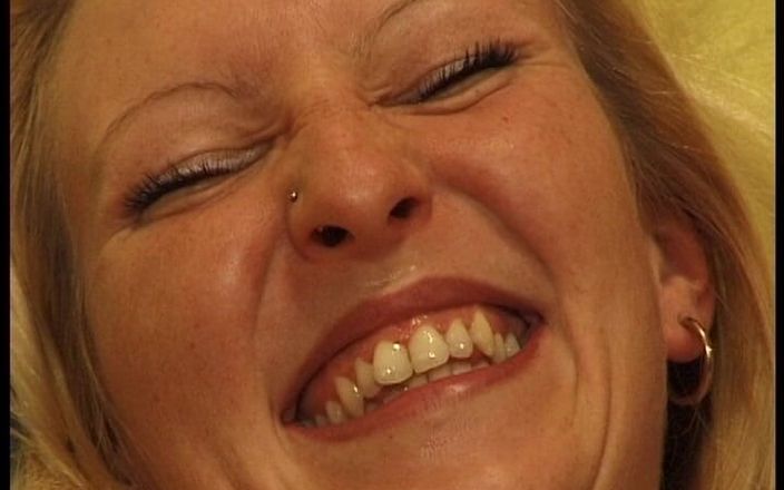 YOUR FIRST PORN: Tysk sexig tjej Nicky