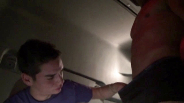 Gaybareback: Twink ošukaný hetero truckerem v kamionu