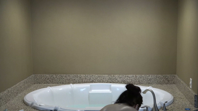 Gentleman Porno: Un grande uomo nero scopa una donna sorda nella jacuzzi