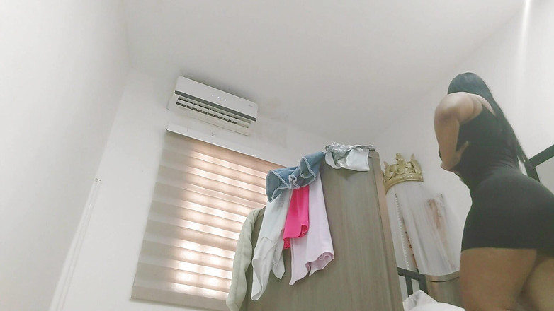 irina69star: 发现我丰满的继母在房间里被蚀刻