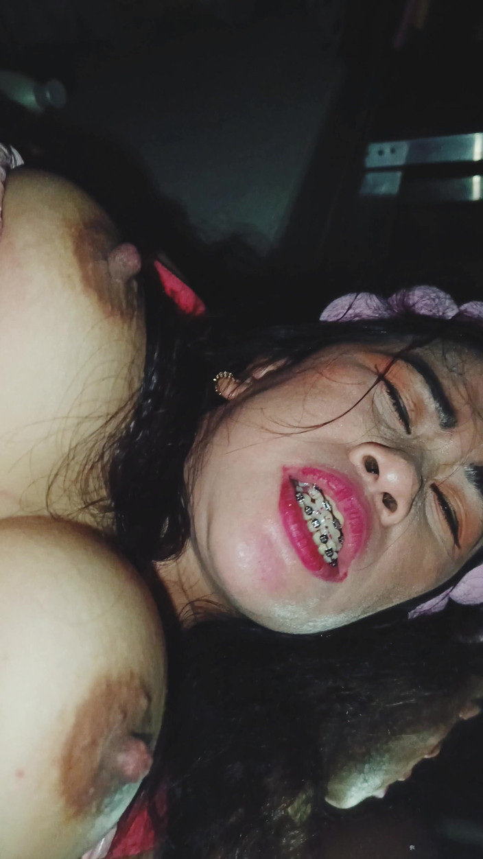 The director: 巨乳妻がアナルを撮り、口の中で2回射精