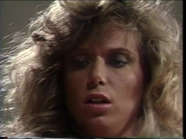 A Lesbian World: Coule sexy blonďaté Floozies Barbii rády pijí Z Furry Cupu