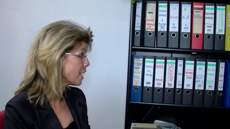 MCG Empire: 大鸡巴用小奶子乱搞熟女，她的朋友吞下精液